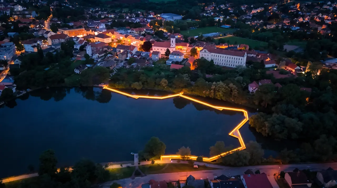 Osvětlení Mlýnského rybníka v Říčanech — letecký pohled